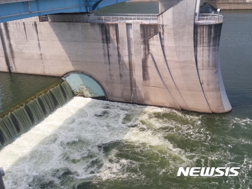 지난해 11월 창녕함안보 개방 모습. (사진=경남도 제공)
