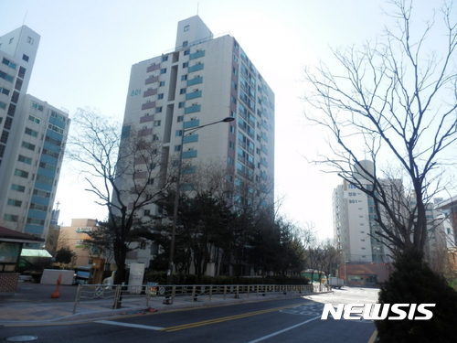  【서울=뉴시스】= 서울 노원구 공릉동 91 청솔 801동 3층 303호가 경매에 나왔다. 2000년 11월 준공한 6개동 278가구 단지로 해당 물건은 15층 건물 중 3층이다. 전용면적은 84.7㎡, 방 3개 욕실 2개 계단식 구조다. 