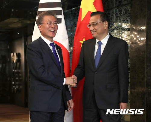 【마닐라(필리핀)=뉴시스】문재인 대통령이 13일 오후(현지시각) 필리핀 마닐라 소피텔호텔에서 리커창 중국 총리와 회담에 앞서 악수하고 있다. 2017.11.13. (사진=청와대 제공) photo@newsis.com