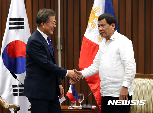 【마닐라(필리핀)=뉴시스】전진환 기자 = 문재인 대통령이 로드리고 두테르테 필리핀 대통령과 지난해 11월 13일 오후(현지시각) 필리핀 마닐라 국제컨벤션센터에서 정상회담에 앞서 악수하고 있다. 2017.11.13. amin2@newsis.com