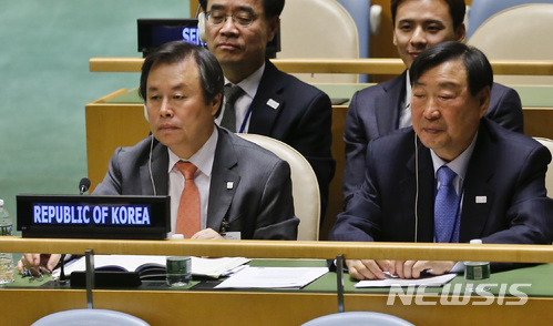 【뉴욕=AP/뉴시스】 문화체육관광부 도종환 장관(왼쪽), 평창올림픽조직위원 이희범 위원장 