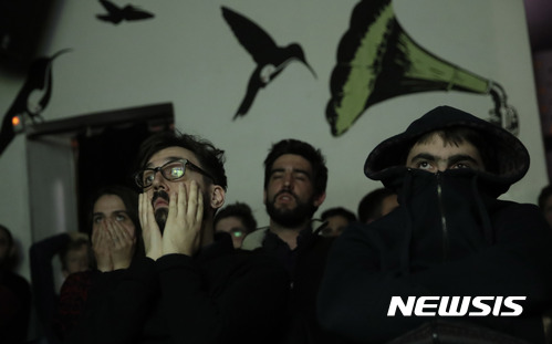 【로마=AP/뉴시스】 안타까워하는 이탈리아 축구팬들