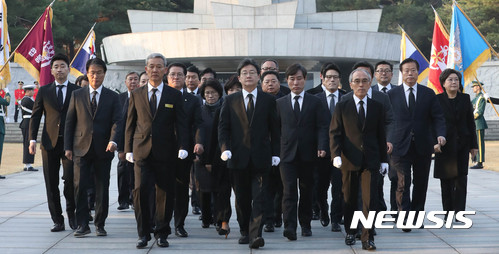 【서울=뉴시스】권현구 기자 = 유승민 바른정당 신임 당 대표를 비롯한 바른정당 지도부들이 14일 오전 서울 동작구 국립서울현충원을 찾아 현충탑 참배를 마치고 이동하고 있다. 2017.11.14. stoweon@newsis.com