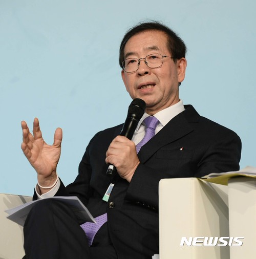 【서울=뉴시스】 박원순 서울시장이 13일(현지시각) 독일 본에서 열린 COP23 글로벌 기후행동 개막식에서 패널 토론을 하고 있다. 2017.11.14. (사진=서울시 제공) photo@newsis.com