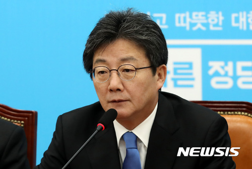 【서울=뉴시스】이영환 기자 = 바른정당 유승민 대표가 14일 오전 서울 여의도 국회 바른정당 회의실에서 열린 최고위원회의에 참석해 발언하고 있다.유승민 대표는 문재인 정부와 여당에 대한 입장을 전하며 "반대를 위한 반대, 비판을 위한 비판을 하지 않겠다" 며 "개혁보수라는 원칙과 기준 위에 협력할 것은 협력하고 합당한 이유와 근거를 가지고 비판할 것은 확실히 비판하겠다"고 밝혔다.또한 "문재인 정부를 견제해야 될 때는 주저없이 자유한국당, 국민의당과 힘을 합치겠다"고 전했다. 2017.11.14. 20hwan@newsis.com