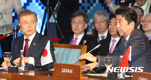 【마닐라(필리핀)=뉴시스】전진환 기자 = 문재인 대통령이 14일 오전(현지시각) 필리핀 마닐라 국제컨벤션센터에서 열린 제20차 ASEAN+3 정상회담에 참석해 아베 신조 일본 총리의 발언을 듣고 있다. 2017.11.14.&nbsp; amin2@newsis.com