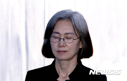 【서울=뉴시스】권현구 기자 = 최경희 전 이화여대 총장이 14일 오전 서울 서초구 서울고등법원에서 열린 '정유라 이화여대 특혜' 항소심 선고공판에 출석하고 있다. 2017.11.14.&nbsp; stoweon@newsis.com