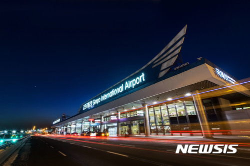 【서울=뉴시스】홍찬선 기자 = 한국공항공사는 김포국제공항 개항 60주년을 기념해 '새로운 60년을 위한 김포국제공항 발전 방안'을 주제로 연구논문을 공모한다고 27일 밝혔다. 사진은 김포공항의 야경. 2018.06.27.(사진=한국공항공사 제공) photo@newsis.com