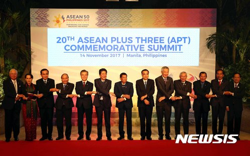 【마닐라(필리핀)=뉴시스】전진환 기자 = 문재인 대통령이 14일 오전(현지시각) 필리핀 마닐라 국제컨벤션센터에서 열린 제20차 ASEAN+3 정상회담에 참석해 각국 정상들과 기념촬영을 하고 있다. 2017.11.14. amin2@newsis.com