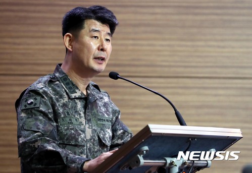 【서울=뉴시스】조성봉 기자 = 노재천 합참공보실장이 14일 오전 서울 용산구 국방부 브리핑실에서 총상을 입고 판문점 공동경비구역(JSA) 을 통해 귀순한 북한 병사와 관련한 취재진의 질문에 답변하고 있다. 2017.11.14.  suncho21@newsis.com