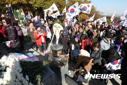 【서울=뉴시스】조성봉 기자 = 14일 오전 서울 동작구 국립서울현충원에서 ‘박정희 전 대통령 탄생 100주년 기념식’을 마친 애국당 당원들을 비롯한 보수단체회원들이 박 전 대통령의 묘소에 참배하고 있다. 2017.11.14. suncho21@newsis.com