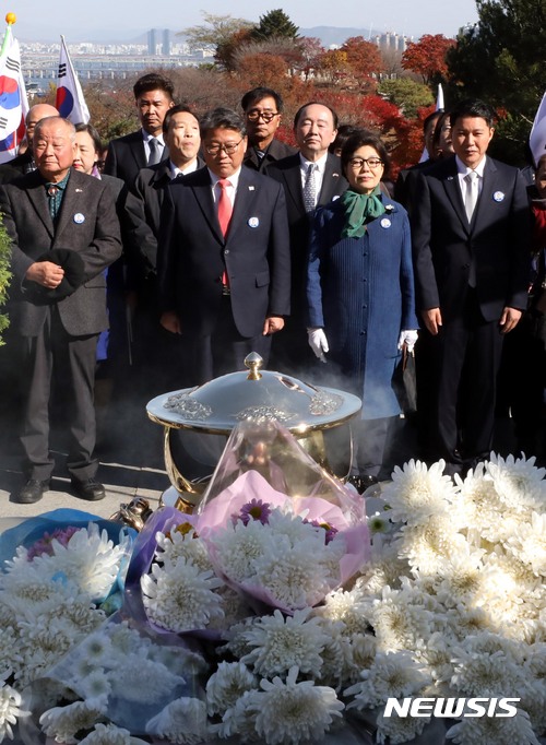 【서울=뉴시스】조성봉 기자 = 14일 오전 서울 동작구 국립서울현충원에서 ‘박정희 전 대통령 탄생 100주년 기념식’을 마친 대한애국당 조원진(왼쪽 두 번째부터) 대표, 박근령 전 육영재단 이사장, 신동욱 공화당 총재를 비롯한 참석자들이 박 전 대통령의 묘소에 참배하고 있다. 2017.11.14. suncho21@newsis.com