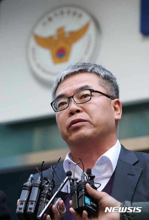 【서울=뉴시스】조성봉 기자 = 가수 김광석의 부인 서해순 씨의 변호인 박훈 변호사가&nbsp; 지난해 11월14일 오전 서울 종로구 서울지방경찰청 민원실 앞에서 고소장 접수를 마치고 취재진의 질문에 답변하고 있다. 2017.11.14. suncho21@newsis.com