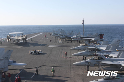 【서울=뉴시스】동해상 미 항공모함 3척이 참가한 한미 연합훈련이 사흘째인 지난 13일 로널드 레이건호(CVN 76)의 갑판에 해군들과 비행기들이 훈련으로 분주하다.&nbsp; 레이건호와 시어도어 루스벨트호(CVN 71), 니미츠호(CVN 68) 등 3척의 항모 중 미군은 이날 레이건호의 훈련 상황을 우리 언론에 공개했다. 2017.10.29. (사진=국방부 공동취재단)photo@newsis.com