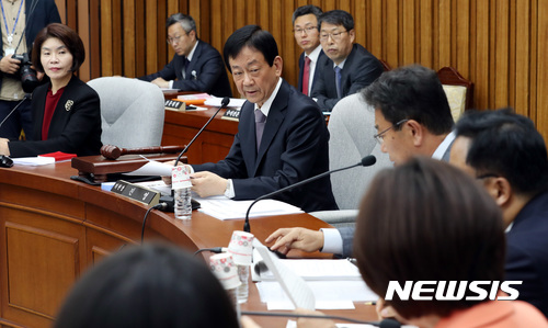 【서울=뉴시스】박영태 기자 = 14일 서울 영등포구 여의도 국회에서 진행된 특별위원회 제1차 전체회의(이진성 헌재소장 임명동의 관한 인사청문특위)를 진영 위원장이 주재하고 있다. 2017.11.14.since1999@newsis.com