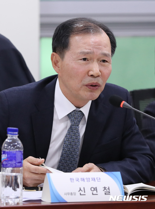 【서울=뉴시스】조수정 기자 = 신연철 한국해양재단 사무총장이 14일 오후 서울 여의도 국회의원회관에서 열린 해양수산분야 헌법개정 토론회 중 지정토론을 하고 있다. 이날 토론회는 이개호 더불어민주당 의원 주최, 한국해양재단 주관으로 열렸다. 2017.11.14.&nbsp; chocrystal@newsis.com