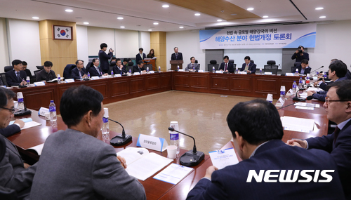 【서울=뉴시스】조수정 기자 = 이개호 더불어민주당 의원이 14일 오후 서울 여의도 국회의원회관에서 열린 해양수산분야 헌법개정 토론회 중 축사하고 있다. 이날 토론회는 이개호 더불어민주당 의원 주최, 한국해양재단 주관으로 열렸다. 2017.11.14.&nbsp;&nbsp; chocrystal@newsis.com