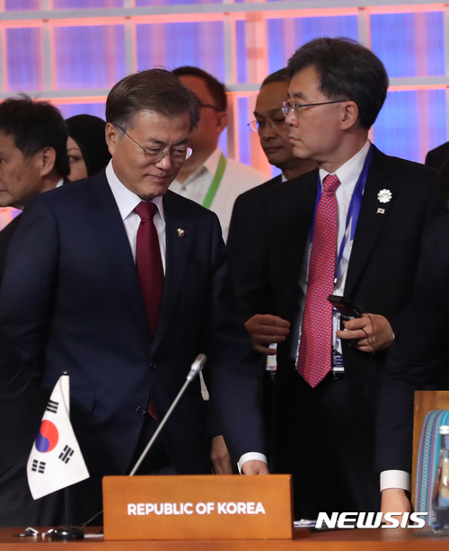 【마닐라(필리핀)=뉴시스】전진환 기자 = 문재인 대통령이 14일 오후(현지시각) 필리핀 마닐라 국제컨벤션센터에서 열린 동아시아정상회의(EAS) 정상회담에 참석하고 있다. 오른쪽은 김현종 산업통상자원부 통상교섭본부장. 2017.11.14.&nbsp; amin2@newsis.com 