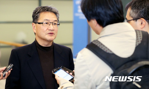 【인천공항=뉴시스】홍찬선 기자 = 조셉 윤 미국 국무부 대북정책특별대표가 14일 오후 인천공항에 도착해 기자들의 질문에 답하고 있다. 윤 대표는 오는 17일 제주도에서 한국 측 수석대표인 이도훈 외교부 한반도평화교섭본부장과 양자협의를 열어, 북한의 핵·미사일 상황을 평가하고, 향후 대응 방향을 논의할 예정이다. 2017.11.14. mania@newsis.com