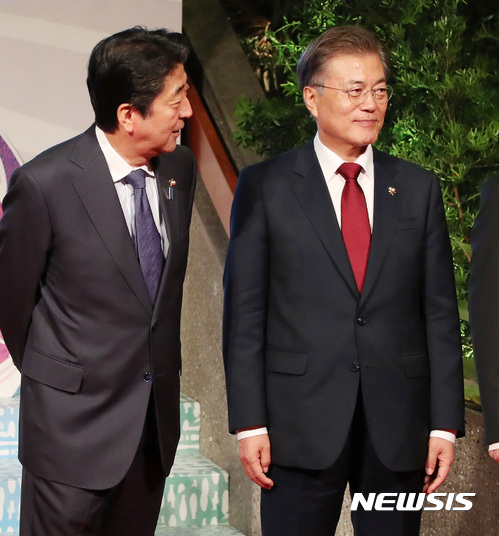 【마닐라(필리핀)=뉴시스】전진환 기자 = 문재인 대통령이 14일 오후(현지시각) 필리핀 마닐라 국제컨벤션센터에서 열린 동아시아정상회의(EAS) 정상회담에 참석해 각국 정상들과 기념촬영을 했다.&nbsp; 아베 신조 일본 총리가 문 대통령을 바라보고 있다. 2017.11.14.&nbsp; amin2@newsis.com