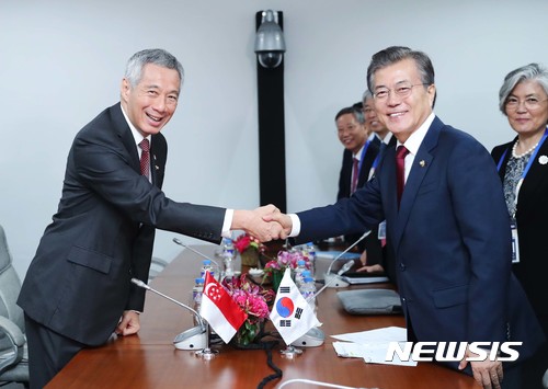 【마닐라(필리핀)=뉴시스】문재인 대통령이 리센룽 싱가포르 총리와 14일 오전(현지시각) 필리핀 마닐라 국제컨벤션센터에서 양자회담에 앞서 악수하고 있다. 2017.11.14. (사진=청와대 제공)&nbsp; photo@newsis.com