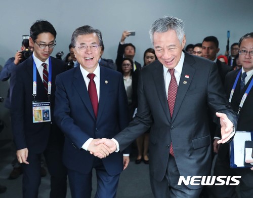 【마닐라(필리핀)=뉴시스】문재인 대통령이 리셴룽 싱가포르 총리와 14일 오전(현지시각) 필리핀 마닐라 국제컨벤션센터에서 악수하며 양자회담장으로 입장하고 있다. 2017.11.14. (사진=청와대 제공) photo@newsis.com