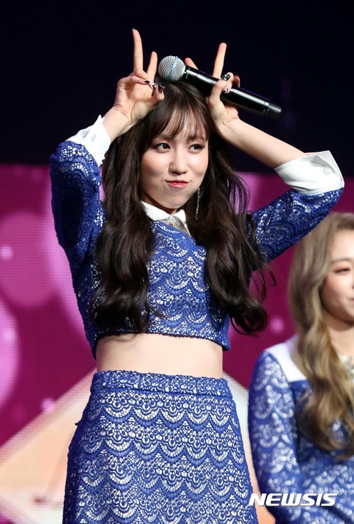 【서울=뉴시스】조성봉 기자 = 걸그룹 러블리즈의 멤버 진이 14일 오후 서울 용산구 한남동 블루스퀘어에서 열린 세번째 미니앨범 '폴 인 러블리즈(Fall in Lovelyz)' 발매 쇼케이스에서 포즈를 취하고 있다.2017.11.14. suncho21@newsis.com