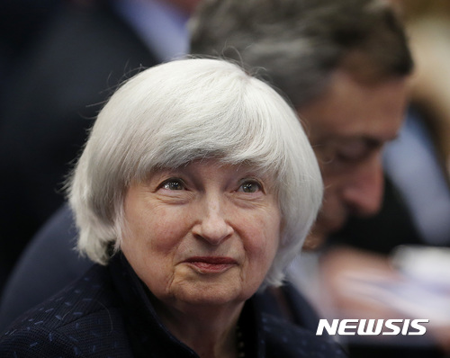 【프랑크푸르트=AP/뉴시스】 미 연방준비제도이사회의 재닛 옐런 의장이 14일 유럽중앙은행 정책 패널에 참석해 옆사람의 말을 듣고 있다. 옐런 의장은 얼마 전 트럼프 대통령이 제롬 파월 이사를 새 의장으로 지명해 4년 단임으로 끝나게 됐다. 2017. 11. 14.