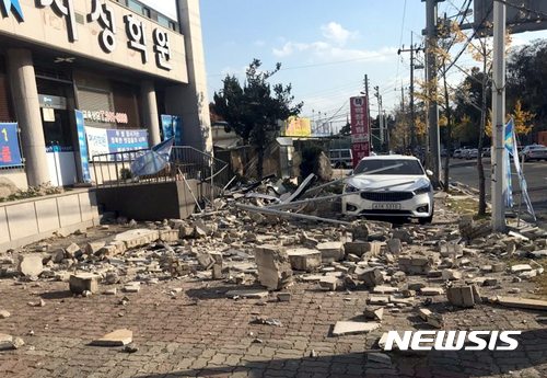 【포항=뉴시스】민경석 기자 = 15일 오후 2시29분께 경북 포항시 북구 북쪽 6㎞ 지역에서 규모 5.5의 지진이 발생했다. 이 지진으로 포항고등학교 인근 학원 근처 담장이 무너졌다. 2017.11.15.   0803mks@newsis.com  