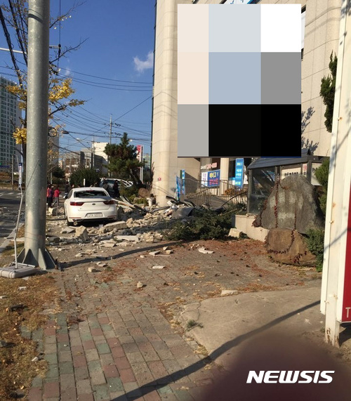 【포항=뉴시스】박준 기자 = 15일 오후 2시29분께 경북 포항시 북구 북쪽 6㎞ 지역에서 규모 5.5의 지진이 발생했다. 이 지진으로 인해 포항에 각종 피해가 속출하고 있다. 2017.11.15june@newsis.com