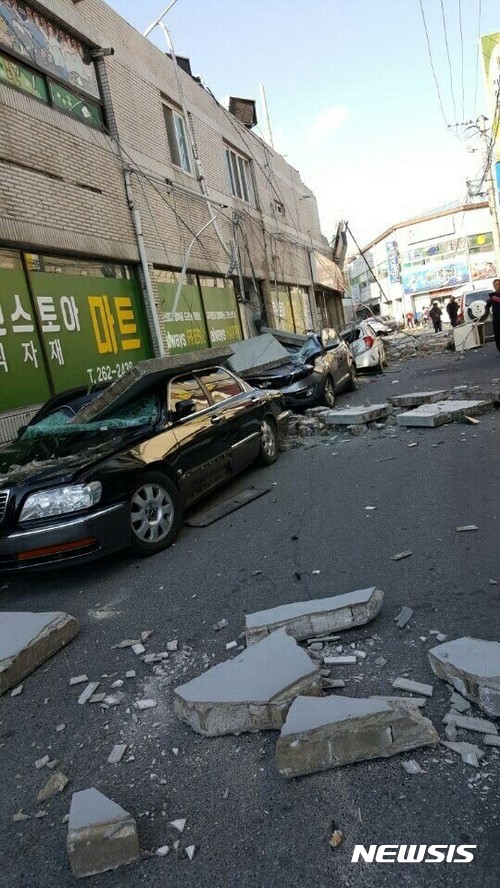 【포항=뉴시스】박준 기자 = 15일 오후 2시29분께 경북 포항시 북구 북쪽 6㎞ 지역에서 규모 5.5의 지진이 발생해 도로가 갈라지고 건물 외벽이 무너지는 등 피해가 속출했다. 2017.11.15june@newsis.com 
