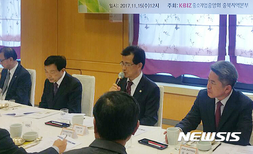  【청주=뉴시스】인진연 기자 = 15일 중소기업중앙회 충북지역본부가 주관해 열린 '이시종 충북지사 초청 중소기업인 간담회'에서 이 지사가 인사말을 하고 있다. 2017.11.15 (사진=중소기업중앙회 충북본부 제공) photo@newsis.com