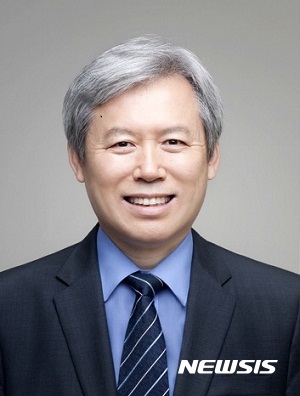 【대구=뉴시스】 김덕용 기자 = 김상동 경북대 총장은 15일 취임 1주년을 맞아 "지역사회와 지역대학, 정부출연 연구소가 연계·협력해 제4차 산업혁명 시대에 걸맞는 국가거점 국립대학으로 발전시키겠다"고 말했다. 2017. 11. 15. (사진=경북대 제공) photo@newsis.com