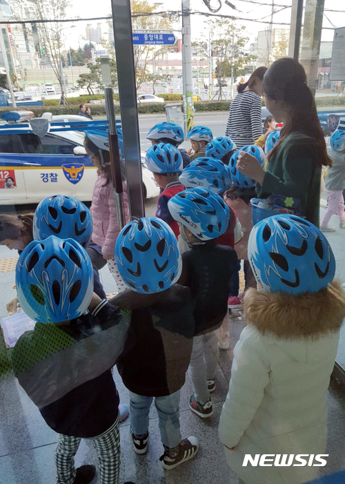 【부산=뉴시스】 하경민 기자 = 경북 포항시 북쪽서 규모 5.4 지진이 발생한 15일 오후 부산 동구의 한 어린이집 원생들이 헬맷을 착용한 채 인근 좌천파출소 건물로 대피해 있다. 2017.11.15. (사진=부산경찰청 제공)yulnetphoto@newsis.com