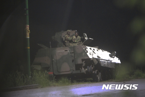 【하라레(짐바브웨)=AP/뉴시스】짐바브웨 수도 하라레에서 15일 무장군인들이 탱크 위에 올라타 있다. 짐바브웨 군사령관이 정치적 긴장을 진정시키기 위해 군이 개입할 수 있다고 경고한 후 15일 하라레에서는 최소 3건의 거대한 폭발음이 들렸으며 군용차량들이 거리 곳곳에서 목격되고 있다. 짐바브웨는 93살의 로버트 무가베 대통령이 후계자로 지목되던 부통령을 숙청하면서 정치적 긴장이 높아졌다. 집권당은 군사령관이 반란을 꾀하고 있다고 비난했다. 2017.11.15