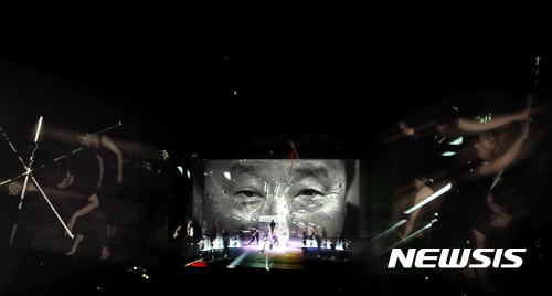 【광주=뉴시스】= 광주문화재단은 다음달 1일부터 3일까지 광주 빛고을시민문화관과 빛고을아트스페이스 일대에서 '2017광주미디어아트페스티벌'이 열린다고 15일 밝혔다. 이이남 미디어아티스트와 타악그룹 '얼쑤'의 융복합 공연. 2017.11.15. (사진=광주문화재단 제공) photo@newsis.com