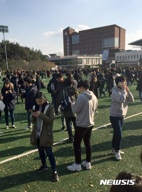 【서울=뉴시스】15일 오후 2시 29분께 경북 포항시 북구 북쪽 6km 지역에서 규모 5.5 지진이 발생한 가운데 한동대학교에서 학생들이 대피하고 있다. 2017.11.15. (사진=독자 제공) photo@newsis.com