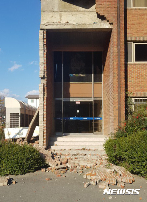 【서울=뉴시스】15일 오후 2시 29분께 경북 포항시 북구 북쪽 9km 지역에서 규모 5.4 지진이 발생한 가운데 한동대학교 건물 벽돌이 떨어져있다. 2017.11.15. (사진=독자 제공) photo@newsis.com