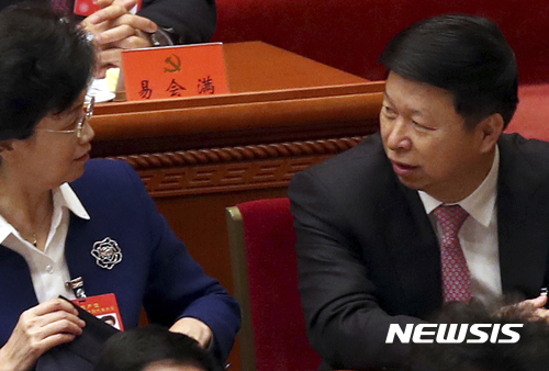 【 베이징=AP/뉴시스】 중국공산당 대외연락부 쑹타오(오른쪽) 부장이 시진핑 국가 주석의 특사로 오는 17일 방북한다.사진은 지난 10월 18일 쑹타오 부장이 베이징 인민대회당에서 19차 당대회 개막 전 옆자리의 동료와 대화하고 있는 모습. 2017.11.15 