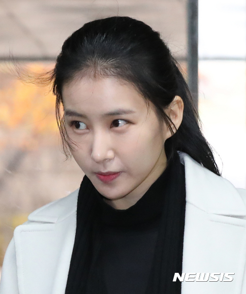 【서울=뉴시스】권현구 기자 = 배우 김정민이 15일 오후 서울 서초구 서울중앙지방법원에서 열린 손태영 커피스미스 대표의 3차공판에 증인으로 출석하고 있다. 2017.11.15. stoweon@newsis.com