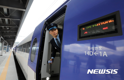 【평창=뉴시스】박진희 기자 = 평창 동계올림픽 위해 시운전중인 KTX 강경선 열차가 강원도 평창군 진부(오대산)역에 정차하고 있다. 2017.11.15.pak7130@newsis.com