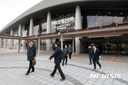 【평창=뉴시스】박진희 기자 = 15일 오후 평창 동계올림픽 위해 강원도 평창군에 건설중인 KTX 강경선 진부(오대산)역 공사가 마무리 단계에 들어서고 있다. 2017.11.15.pak7130@newsis.com