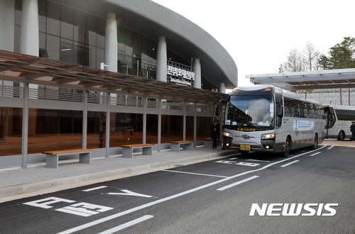 【평창=뉴시스】박진희 기자 = 평창 동계올림픽 위해 건설중인 KTX 강경선 진부(오대산)역 공사가 마무리 단계에 들어서고 있다. 사진은 진부역 앞에 설치중인 셔틀 버스 승차장. 2017.11.15.pak7130@newsis.com