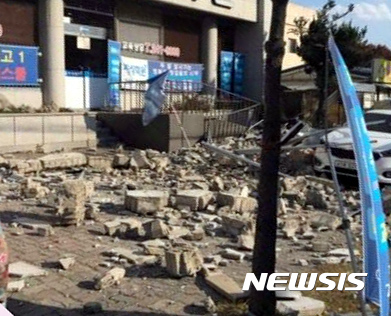 【포항=뉴시스】배병수 기자 = 15일 오후 경북 포항시 북구 북쪽 9㎞ 지역에서 규모 5.5지진이 발생하자 북구 흥해읍일원에서 담이 무너져 있다. 2017.11.15. (사진=독자제공). photo@newsis.com.