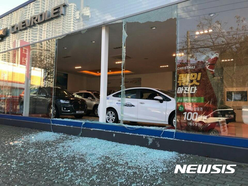 【포항=뉴시스】박진희 기자 = 15일 오후 2시29분께 경북 포항시 북구 북쪽 9㎞ 지역에서 규모 5.4의 지진이 발생했다. 사진은 진앙지 근처 자동차 매장 유리가 지진 여파로 파손되어 있다. 2017.11.15. (사진=독자제공)pak7130@newsis.com