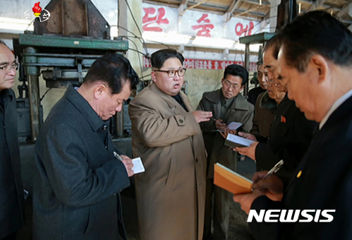 【서울=뉴시스】북한 김정은 국무위원장이 금성뜨락또르(트랙터)공장을 찾아 현지지도했다고 조선중앙TV가 15일 보도했다.  이날 시찰에는 박봉주 내각총리, 오수용 당중앙위원회 부위원장, 조용원 당중앙위원회 부부장이 동행했다. 11일만에 공개행보에 나선 김 위원장은 신형 천리마-804호 트랙터를 시찰하며 생산공정 자동화 등 공장 시설 현대화 공사를 지시했다고 조선중앙TV는 전했다. 2017.11.15. (사진=조선중앙TV 캡처) photo@newsis.com