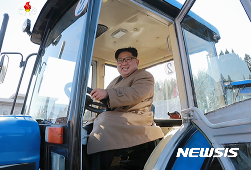 【서울=뉴시스】북한 김정은 국무위원장이 금성뜨락또르(트랙터)공장을 찾아 현지지도했다고 조선중앙TV가 15일 보도했다. 이날 시찰에는 박봉주 내각총리, 오수용 당중앙위원회 부위원장, 조용원 당중앙위원회 부부장이 동행했다. 11일만에 공개행보에 나선 김 위원장은 신형 천리마-804호 트랙터를 시찰하며 생산공정 자동화 등 공장 시설 현대화 공사를 지시했다고 조선중앙TV는 전했다. 2017.11.15. (사진=조선중앙TV 캡처) photo@newsis.com