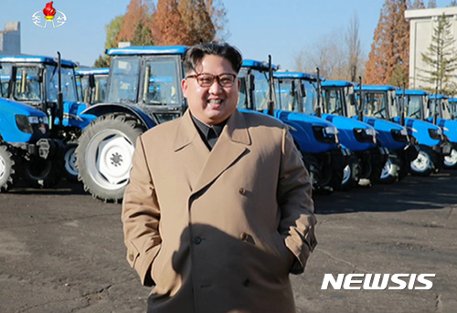 【서울=뉴시스】북한 김정은 국무위원장이 금성뜨락또르(트랙터)공장을 찾아 현지지도했다고 조선중앙TV가 15일 보도했다. 이날 시찰에는 박봉주 내각총리, 오수용 당중앙위원회 부위원장, 조용원 당중앙위원회 부부장이 동행했다. 11일만에 공개행보에 나선 김 위원장은 신형 천리마-804호 트랙터를 시찰하며 생산공정 자동화 등 공장 시설 현대화 공사를 지시했다고 조선중앙TV는 전했다. 2017.11.15. (사진=조선중앙TV 캡처) photo@newsis.com