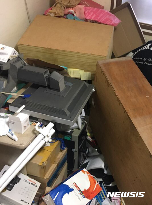 【서울=뉴시스】15일 오후 2시 29분께 경북 포항시 북구 북쪽 9km 지역에서 규모 5.4 지진이 발생한 가운데 포항 시내 한 가정집에 지진으로 인해 흔들린 물건이 어지럽게 놓여 있다. 2017.11.15. (사진=독자 제공) photo@newsis.com