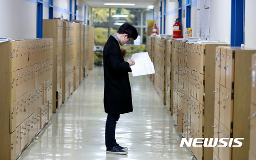 【서울=뉴시스】이영환 기자 = 2018학년도 대학수학능력시험을 하루 앞둔 15일 오후 서울 중구 종로학원 에서 한 수험생이 복도에서 막바지 공부를 하고 있다. 2017.11.15. 20hwan@newsis.com